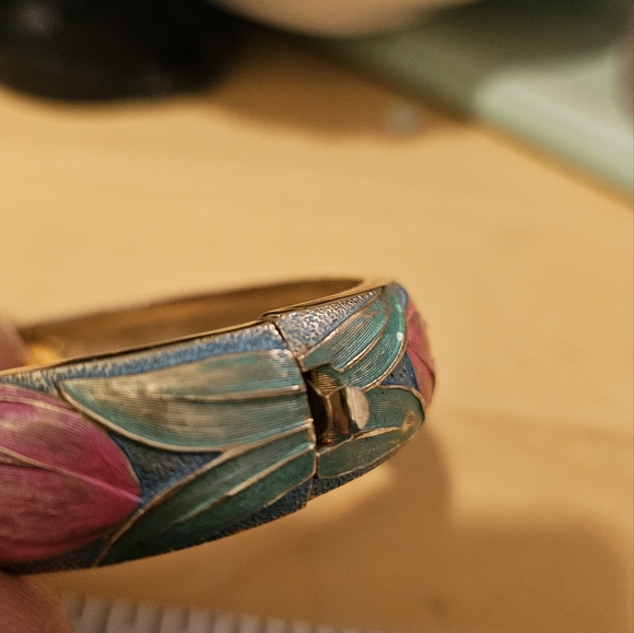 Vintage Kramer hinged bangle bracelet - Picture 3 of 16